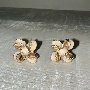 Bow studded earrings